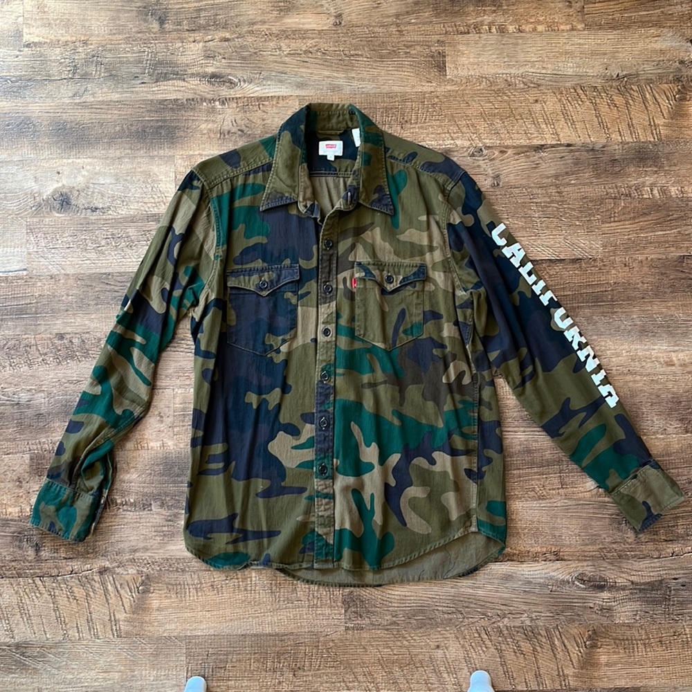 Women’s Levi Camo Button up Collar Top